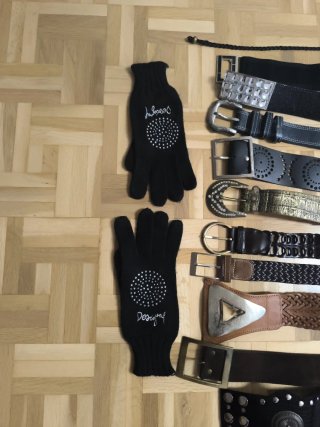 Lote 16 cinturones y guantes. Vale 15 € todo.