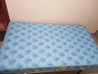 Cama individual azul y dorada
