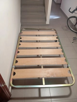Cama individual azul y dorada