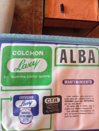 Cama individual azul y dorada