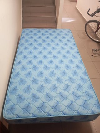 Cama individual azul y dorada