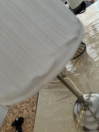 Lámpara de mesa plateada y blanca