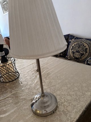 Lámpara de mesa plateada y blanca