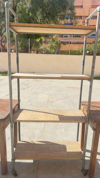 Conjunto mesas y estanterías comercio