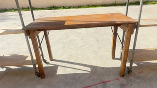 Conjunto mesas y estanterías comercio