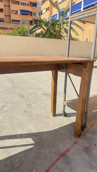 Conjunto mesas y estanterías comercio
