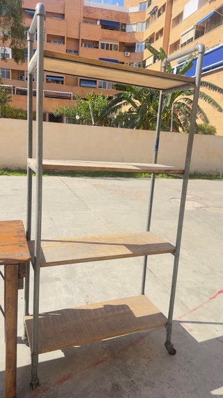 Conjunto mesas y estanterías comercio