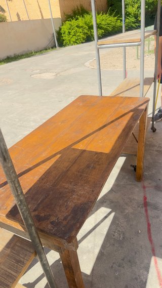 Conjunto mesas y estanterías comercio