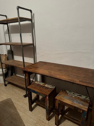 Conjunto mesas y estanterías comercio