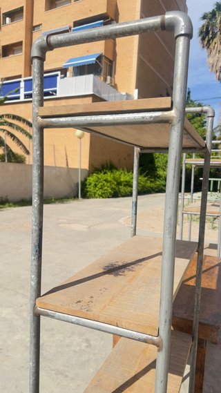 Conjunto mesas y estanterías comercio