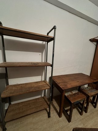 Conjunto mesas y estanterías comercio