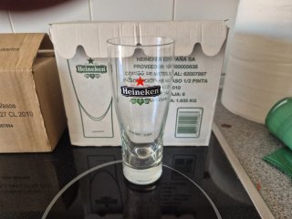 12 bicchieri per birra, 6 di Amstel e 6 di Heineken