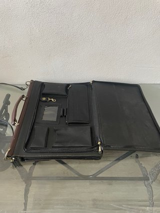 Maletín de piel negro y marrón