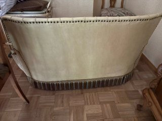 Sofá Vintage Beige con Detalles Rojos