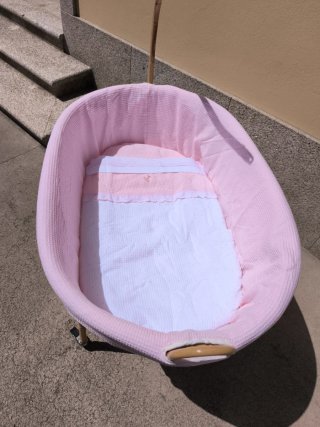Minicuna de ratán con ruedas