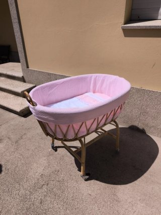 Minicuna de ratán con ruedas
