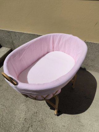 Minicuna de ratán con ruedas