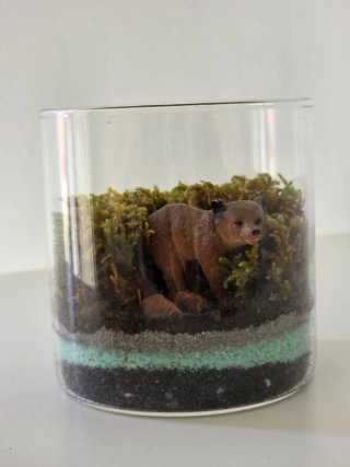 Terrario artesanal con figura de osito y musgo