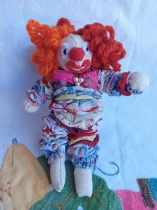 Coppia di pupazzi pagliacci appesi