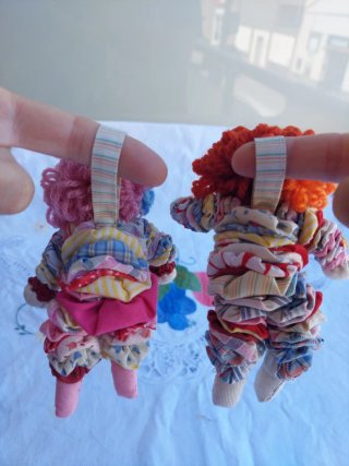 Coppia di pupazzi pagliacci appesi