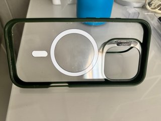 Funda iPhone 16 Pro Transparente verde.