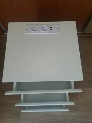 Mesita de noche blanca con enchufes