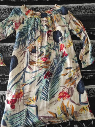 Vestido corto estampado tropical, manga francesa.
