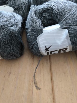 12 ovillos lana gris oscuro