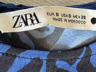 Vestido estampado azul y negro