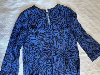 Vestido estampado azul y negro
