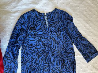 Vestido estampado azul y negro