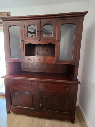 Alacena antigua de madera con puertas de cristal