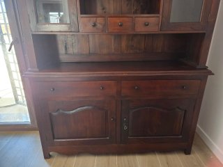 Alacena antigua de madera con puertas de cristal