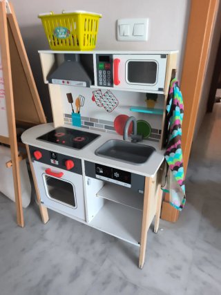 Cocinita de juguete de madera