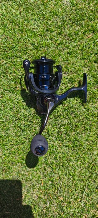 Carrete de pesca negro