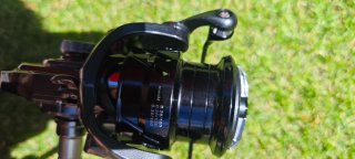 Carrete de pesca negro