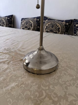 Lámpara de mesa beige y plateada