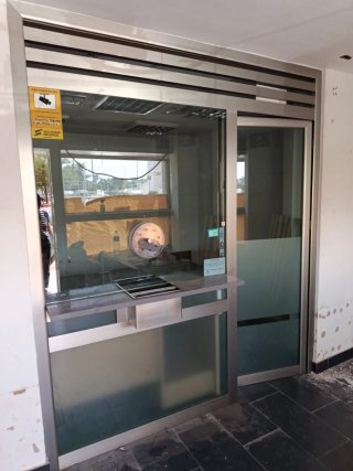 Mampara seguridad joyería con puerta