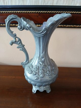 Caraffa antica in peltro 95% decorata