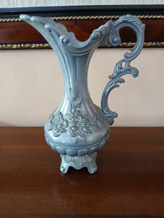 Caraffa antica in peltro 95% decorata