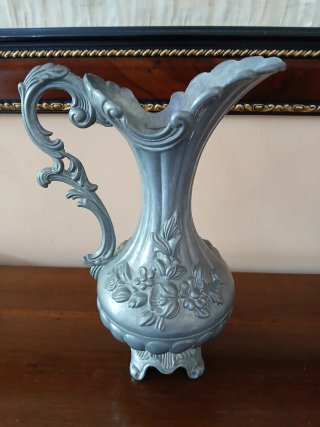 Caraffa antica in peltro 95% decorata