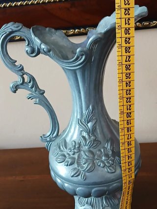 Caraffa antica in peltro 95% decorata