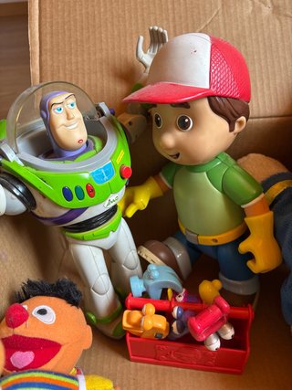 Caja de juguetes: Buzz, Donald, Epi, Blas y más