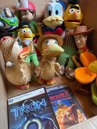 Caja de juguetes: Buzz, Donald, Epi, Blas y más