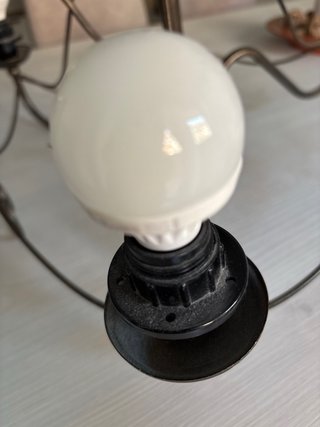 Lámpara de metal con bombillas