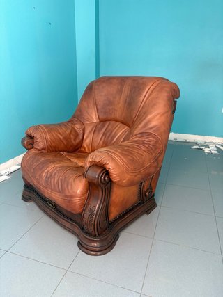 Sofá 3 plazas y 2 butacas madera y piel