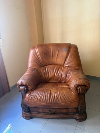 Sofá 3 plazas y 2 butacas madera y piel