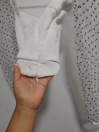 Blusa blanca mangas transpa. lunares(Pinto/Atocha)