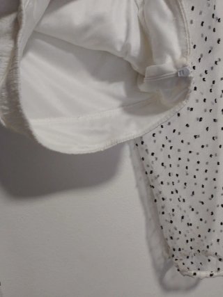 Blusa blanca mangas transpa. lunares(Pinto/Atocha)