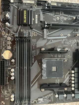 Gigabyte B550M DS3H Placa Base